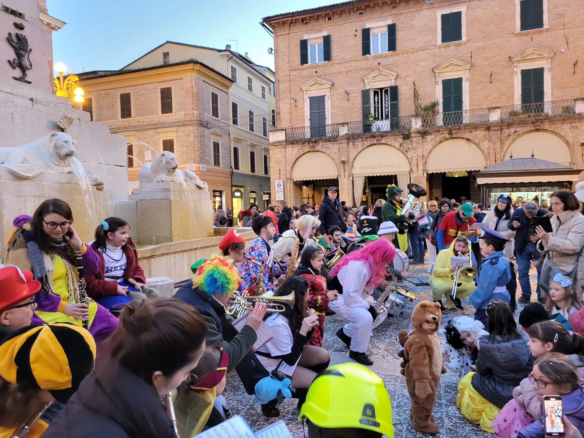 Piazza della Repubblica con i bambini mascherati