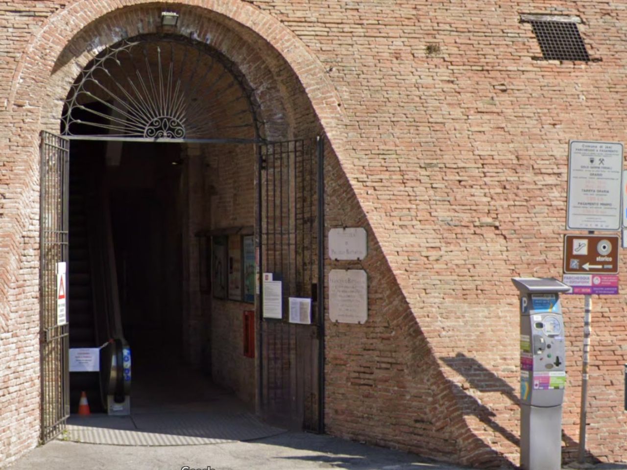 L'ingresso di Palazzo Battaglia dove era presente la scala mobile L'ingresso di Palazzo Battaglia dove era presente la scala mobile