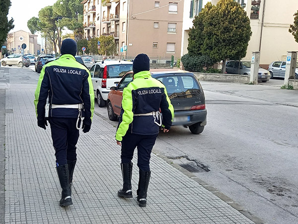 Una pattuglia della Polizia Locale nel quartiere San Giuseppe