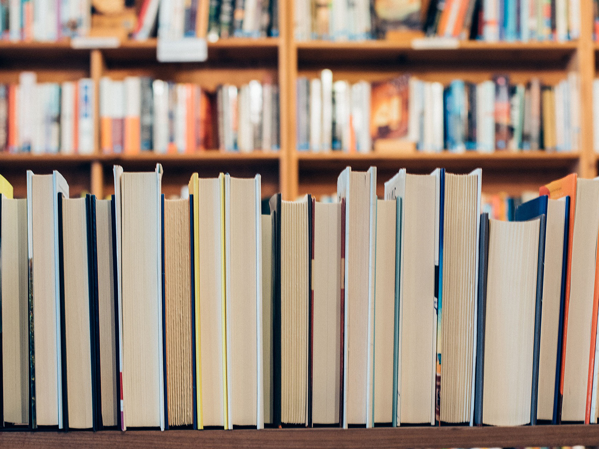 Scaffale con libri Scaffale con libri